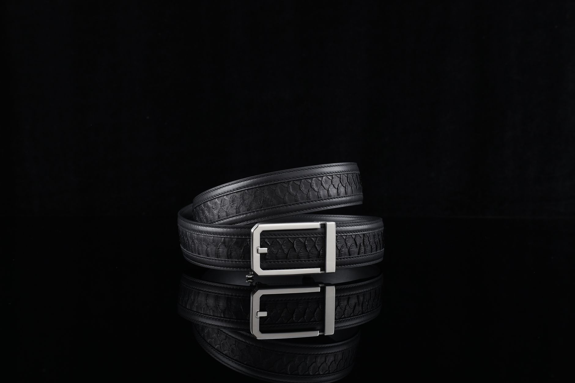 Stylish black leather belt with a silver buckle, perfect for fashion and style enthusiasts.